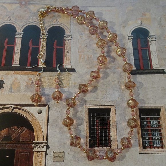 Artisanal necklace/earring set in faceted rose beads with gold accents - Picture 5 of 6